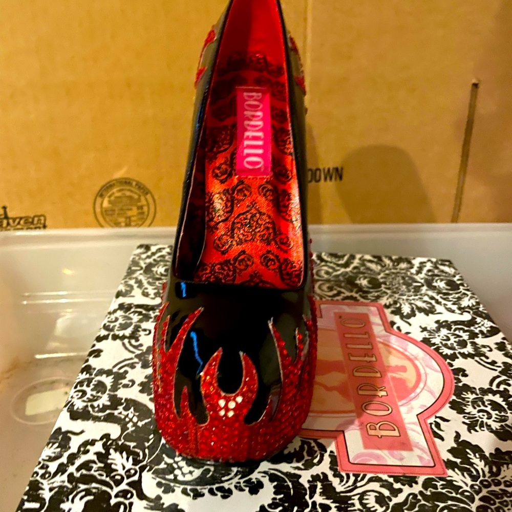 Bordello size 8